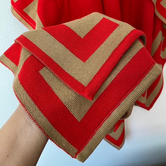 Reversible front open woolen cape. - Picture 10 of 10